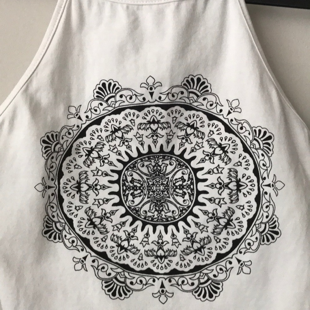 🌻4 for $20🌻 Aztec design crop top - Picture 4 of 4